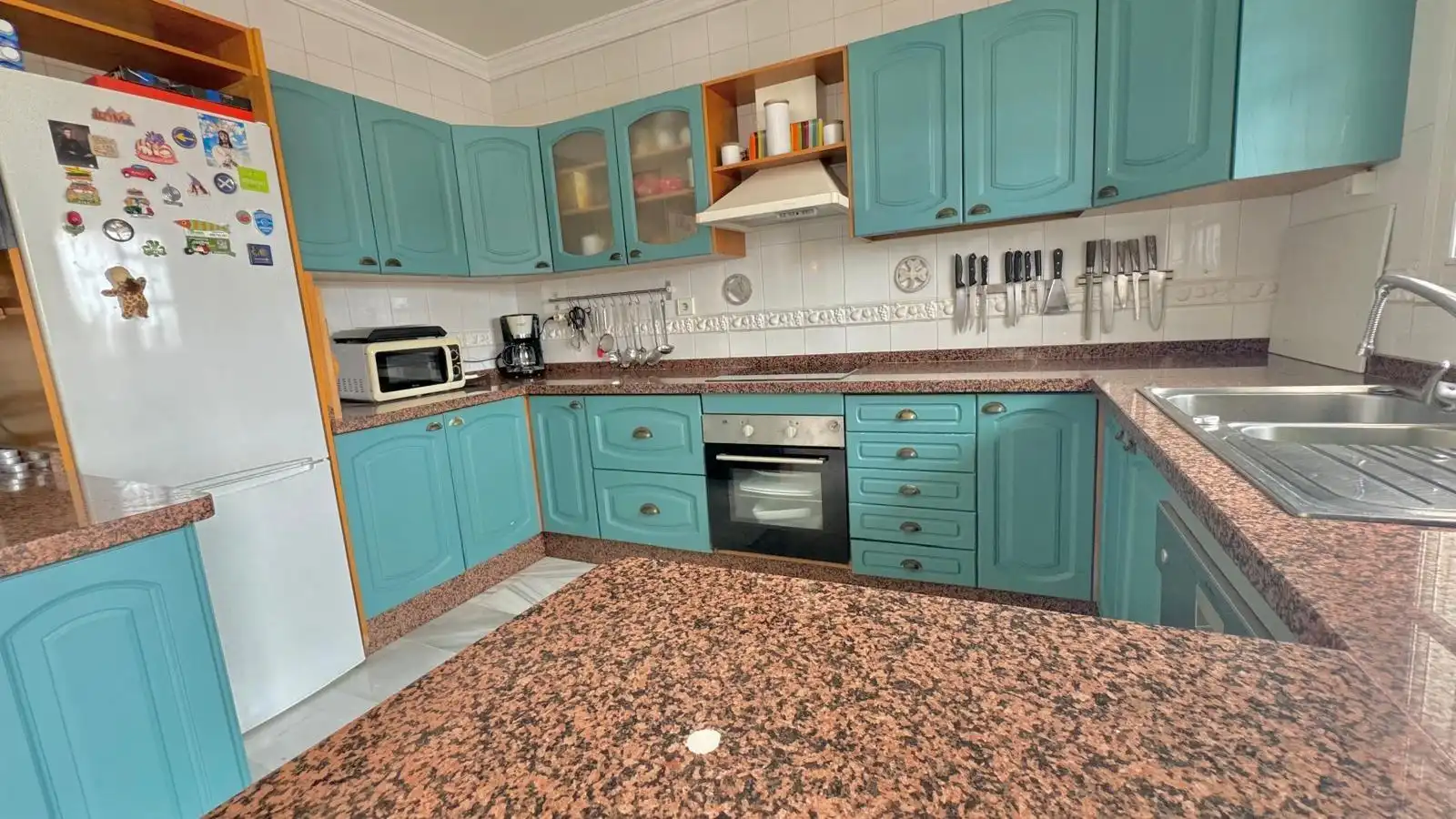 Cuina de Casa o xalet en venda en Torremolinos amb Aire condicionat, Calefacció i Jardí privat