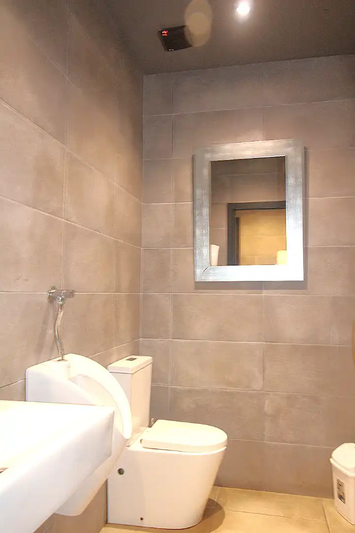 Baño de Local en traspaso en Alboraya con Aire acondicionado, Terraza y Amueblado