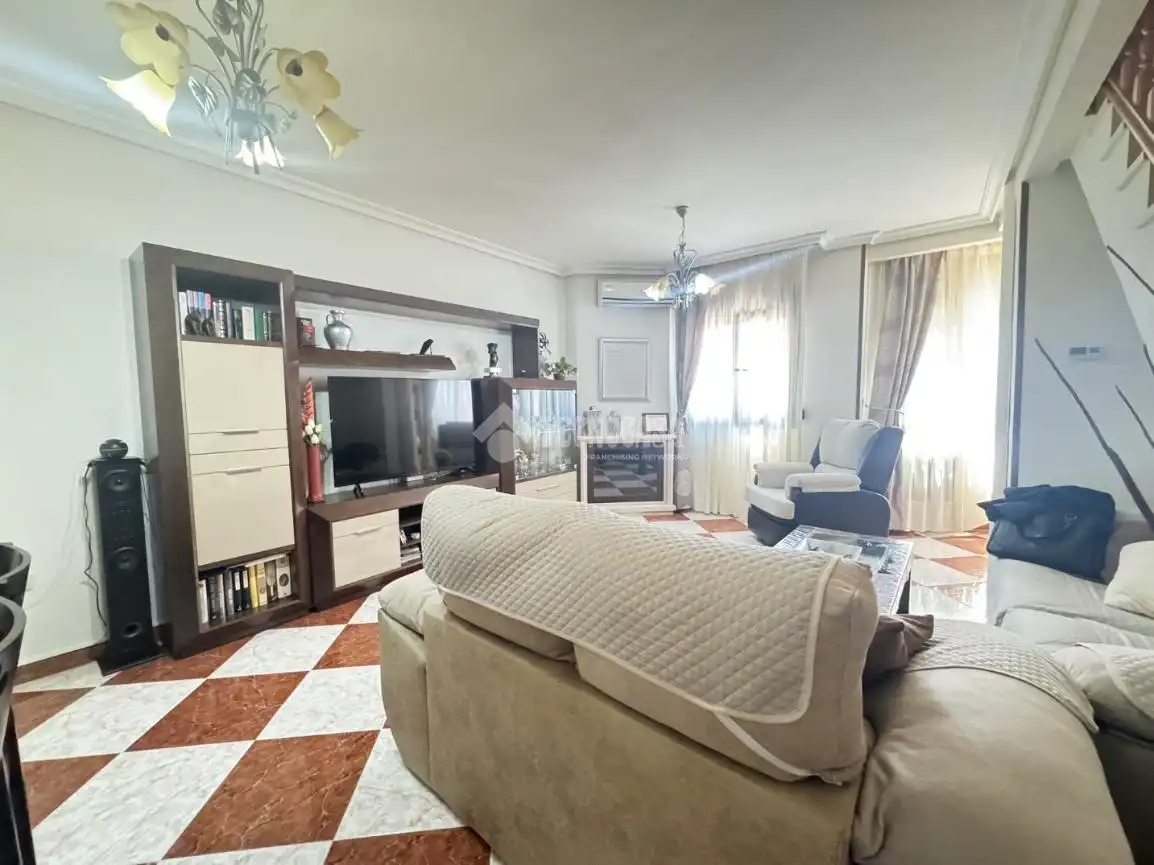 Wohnzimmer von Einfamilien-Reihenhaus zum Verkauf in Yepes mit Klimaanlage, Heizung und Terrasse