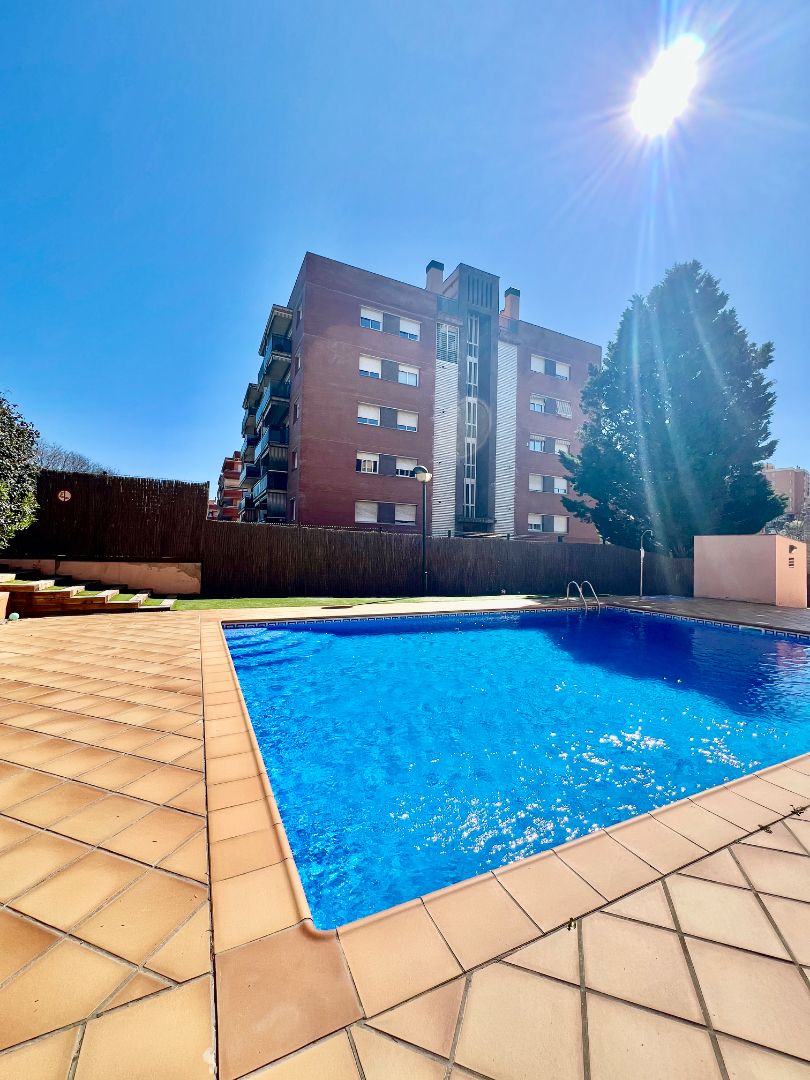 Piscina de Piso en venta en Viladecans con Aire acondicionado, Calefacción y Jardín privado