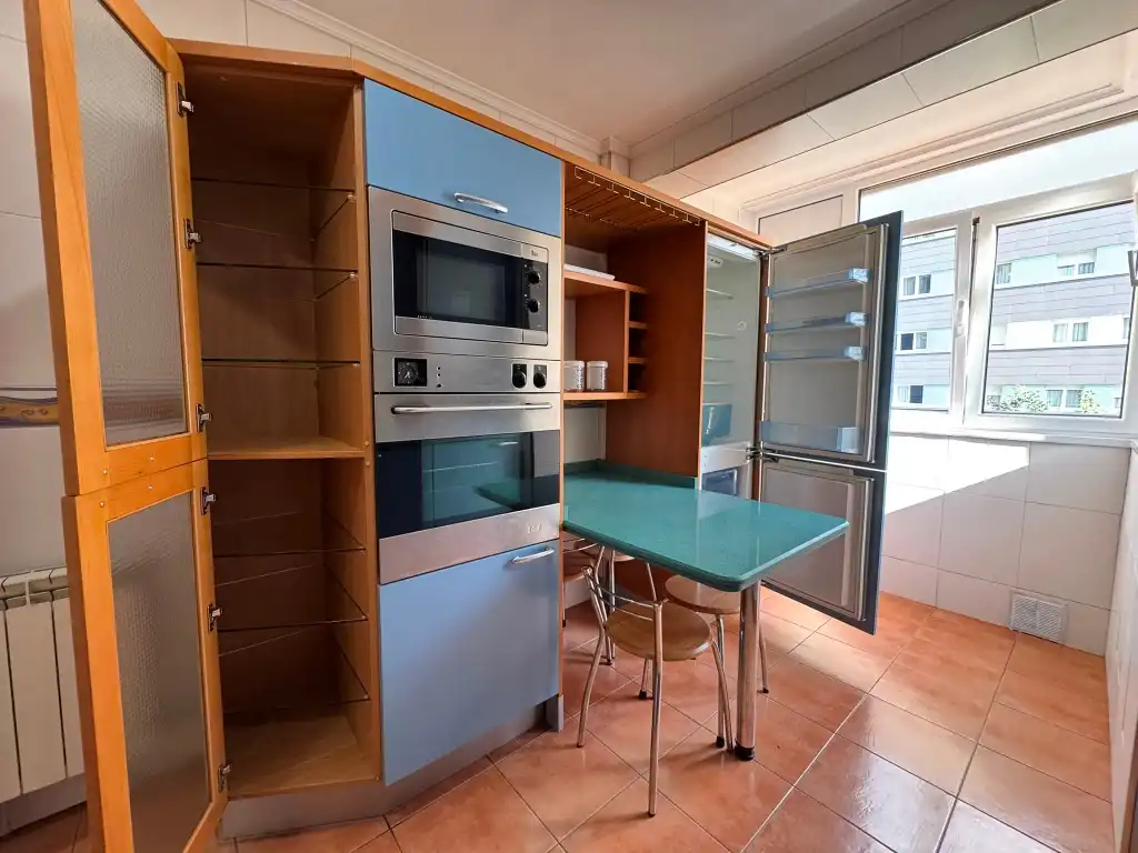Cuina de Pis de lloguer en Gijón  amb Calefacció, Parquet i Moblat