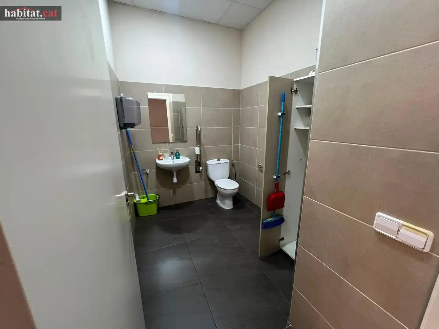 Baño de Local de alquiler en Vilanova i la Geltrú