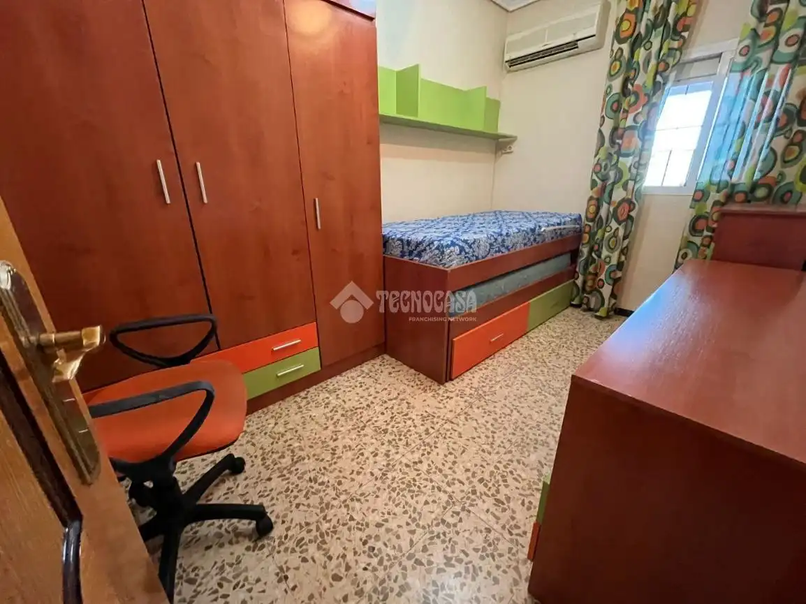 Dormitori de Casa o xalet en venda en Dos Hermanas
