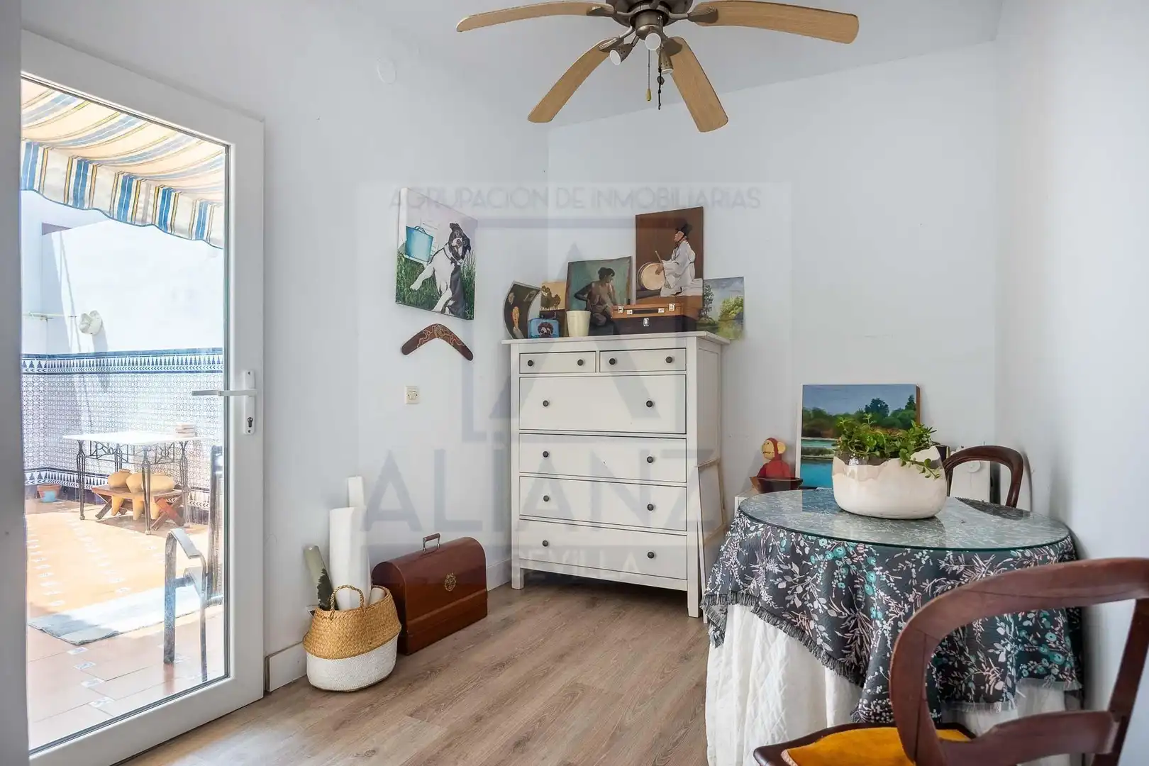 Schlafzimmer von Einfamilien-Reihenhaus zum Verkauf in Mairena del Aljarafe mit Klimaanlage und Privatgarten