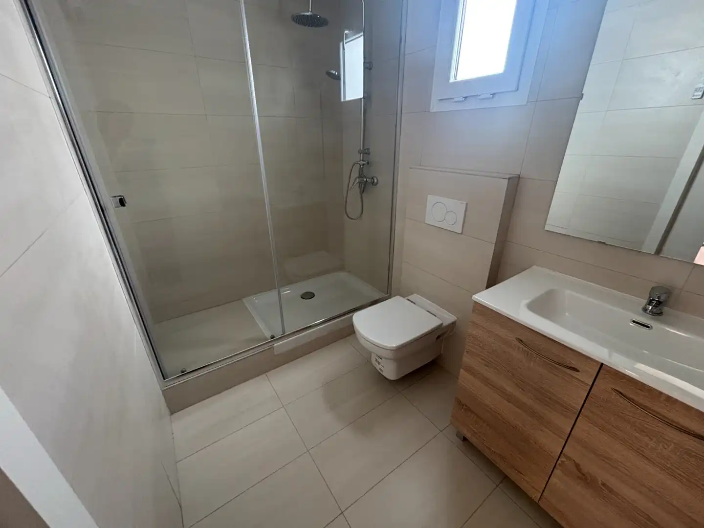 Baño de Dúplex de alquiler en Lleida con Aire acondicionado, Calefacción y Parquet