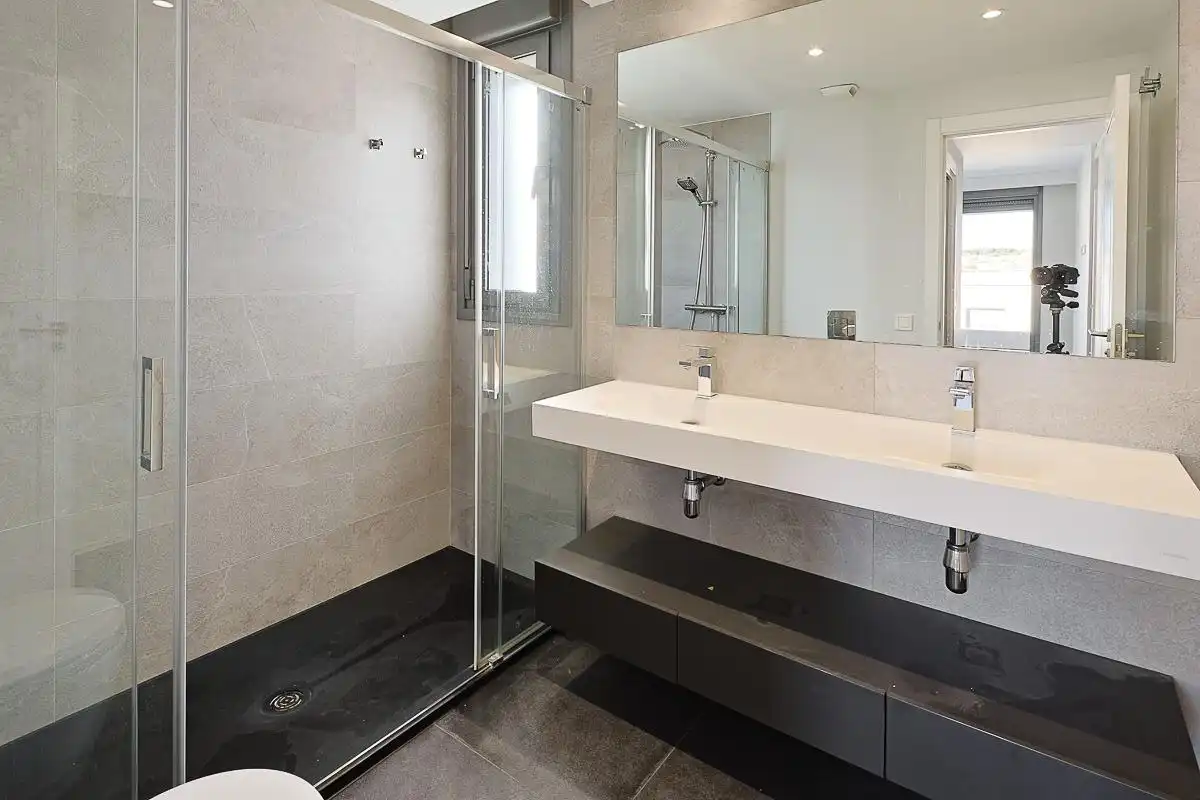 Badezimmer von Dachboden zur Miete in Boadilla del Monte mit Terrasse, Abstellraum und Gemeinschaftspool