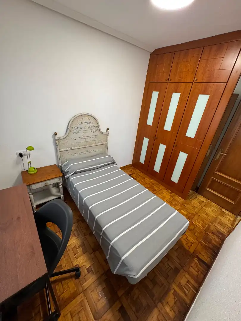Schlafzimmer von Wohnung zur Miete in Oviedo  mit Heizung, Parkett und Möbliert