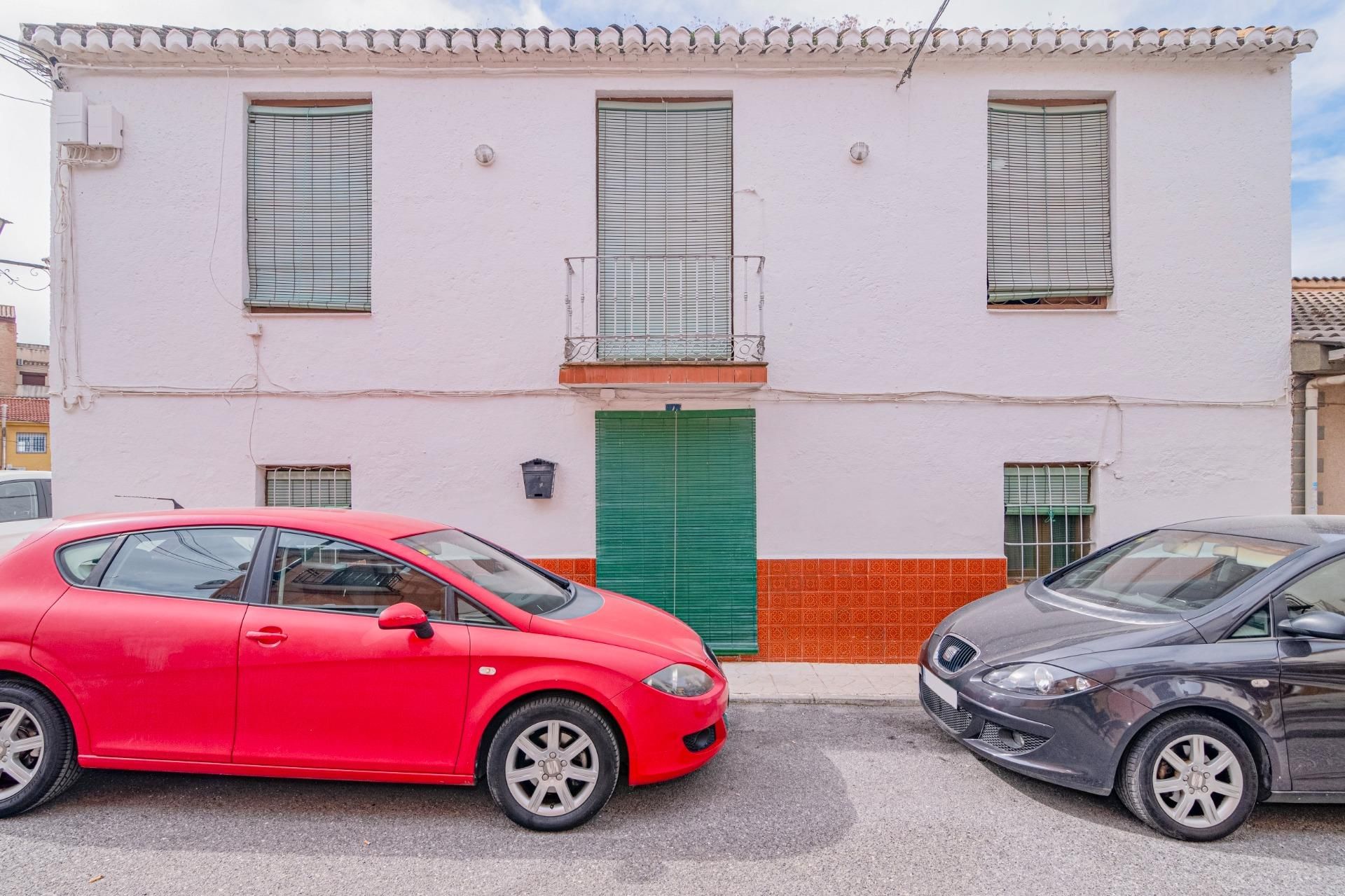 Vista exterior de Casa adosada en venda en La Zubia amb Terrassa