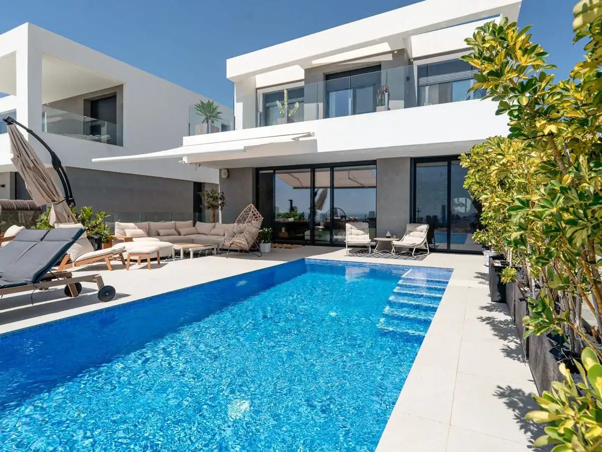 Chalet con piscina en venta en Golf Bahía, imagen 3