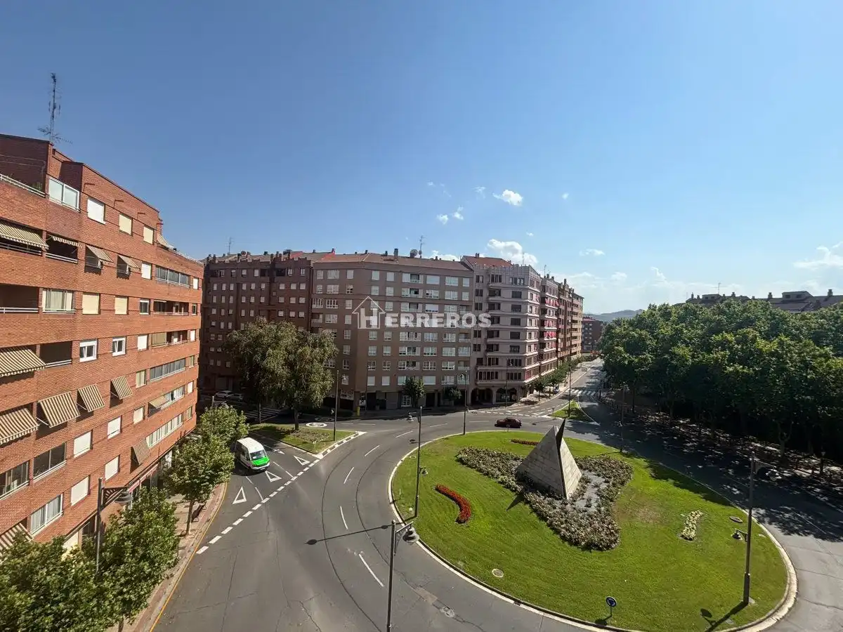Vista exterior de Pis en venda en  Logroño amb Calefacció, Parquet i Terrassa