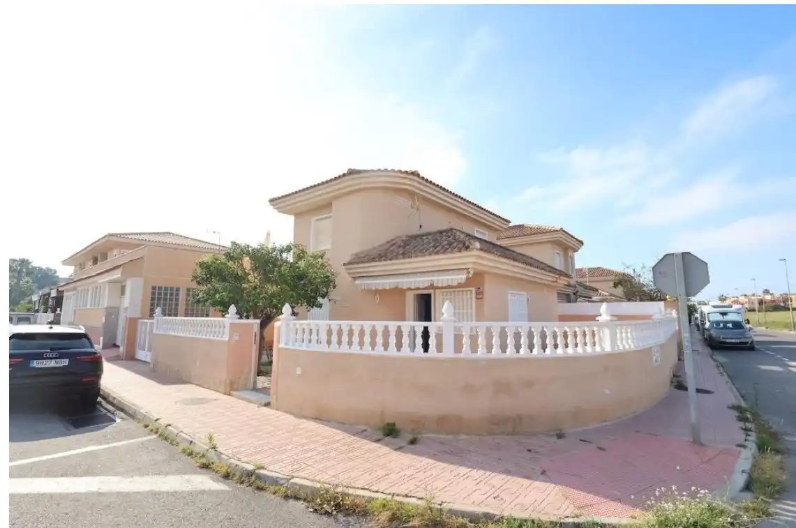 Vista exterior de Casa o chalet en venta en Torrevieja con Terraza, Piscina y Amueblado