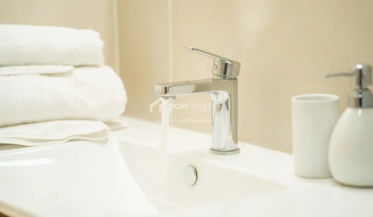 Baño de Piso en venta en Adeje con Terraza, Trastero y Piscina