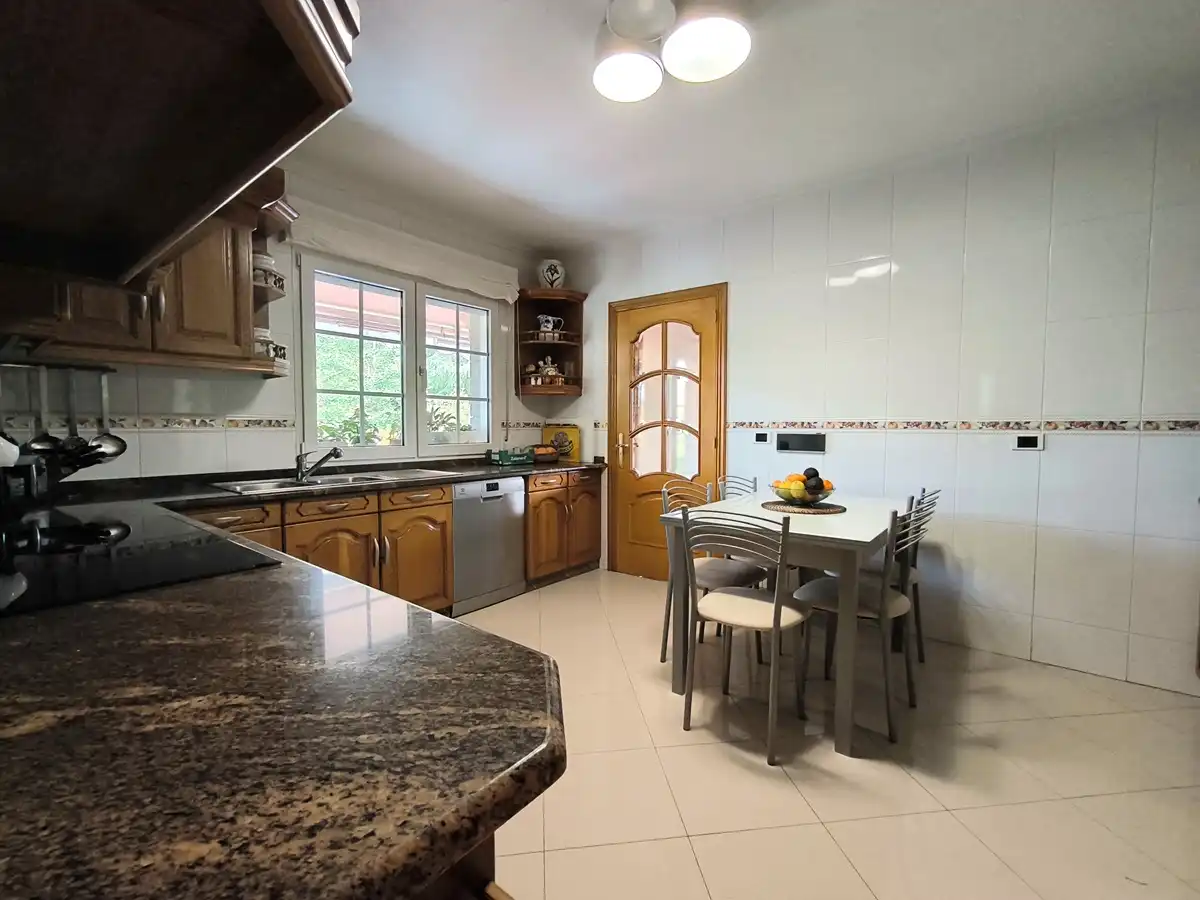 Cocina de Casa o chalet en venta en Vilagarcía de Arousa con Calefacción, Jardín privado y Parquet