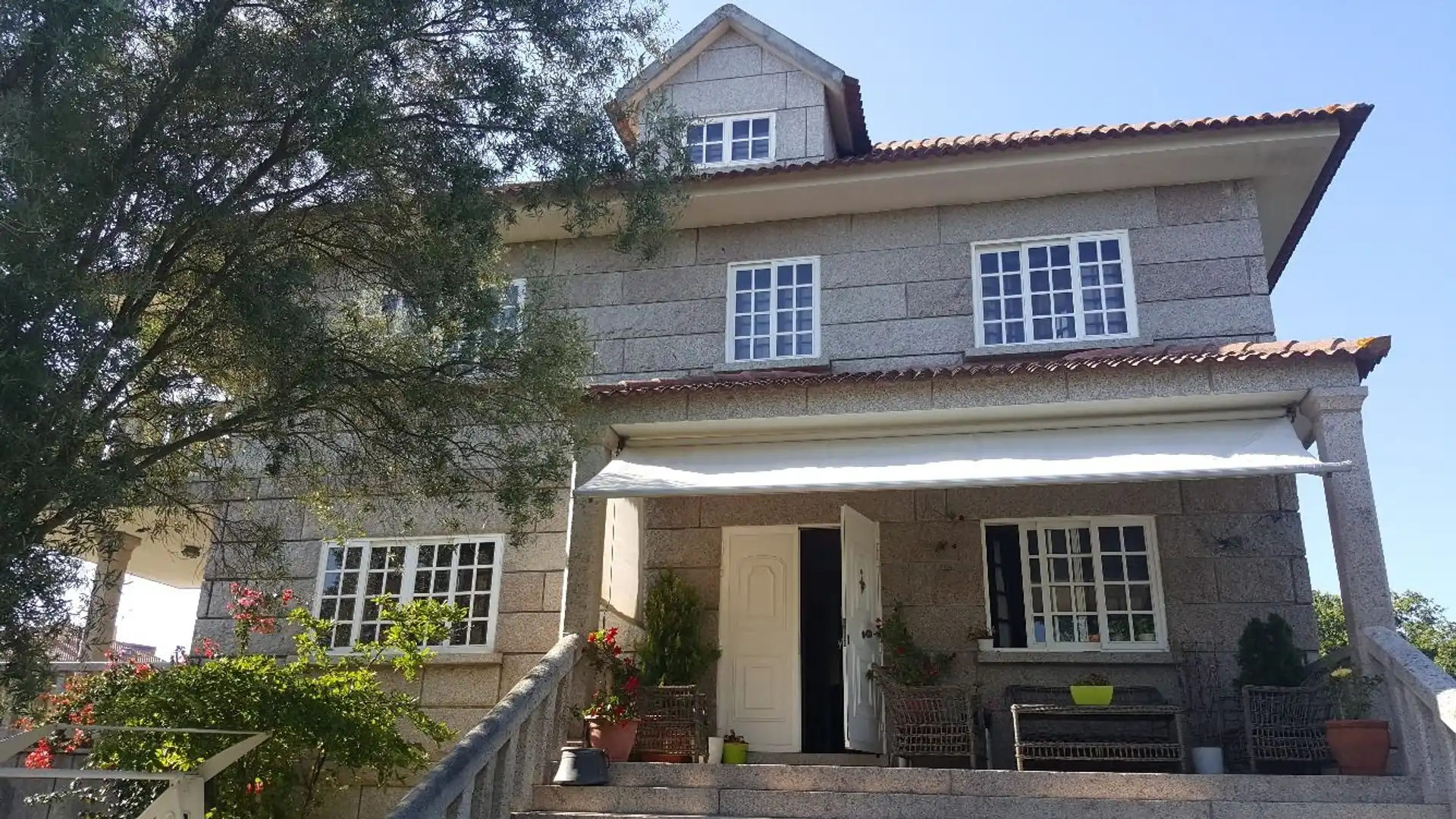 Vista exterior de Casa o xalet en venda en Nigrán amb Jardí privat, Piscina i Balcó