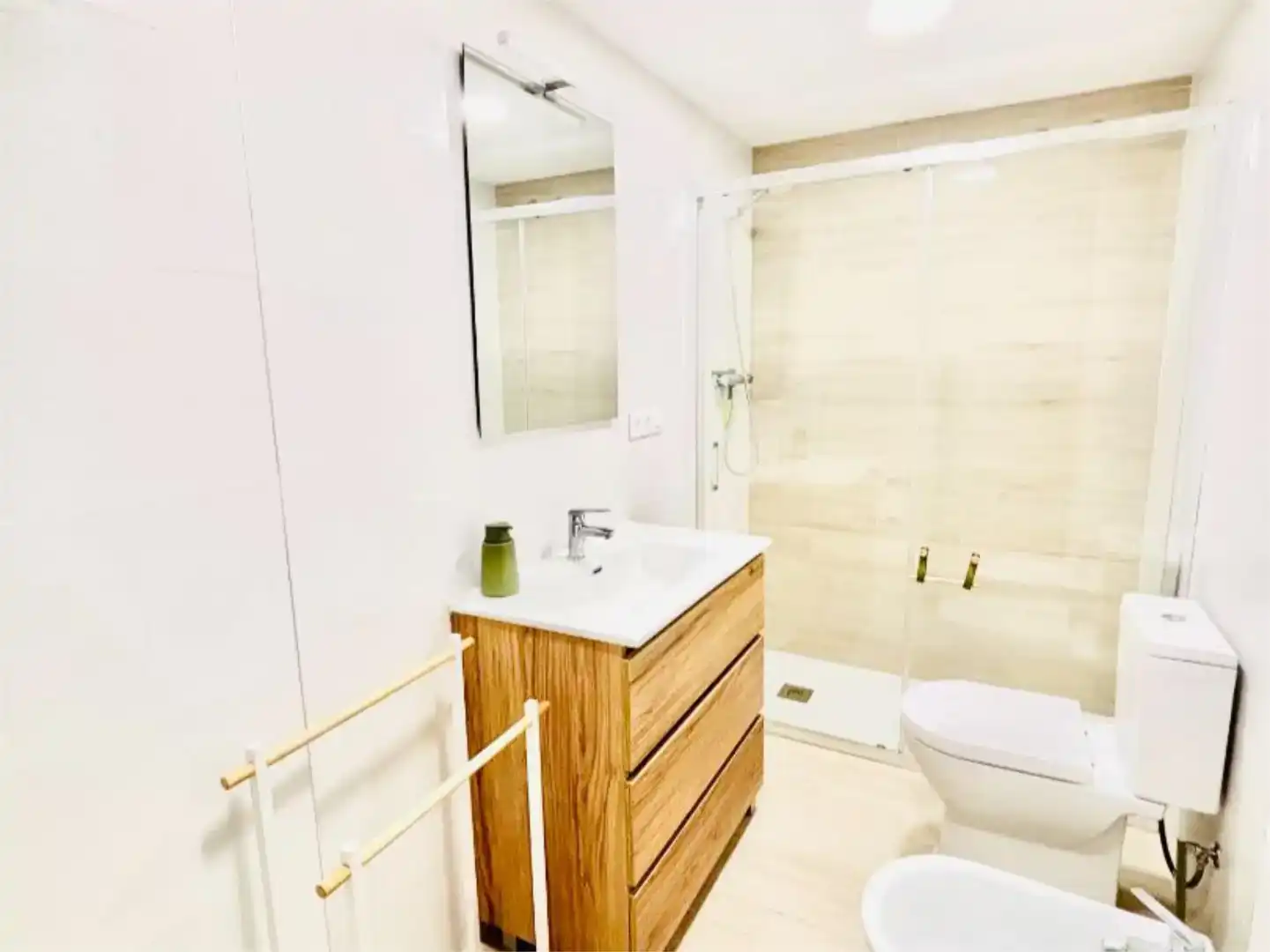 Badezimmer von Wohnung zur Miete in  Valencia Capital mit Klimaanlage und Balkon