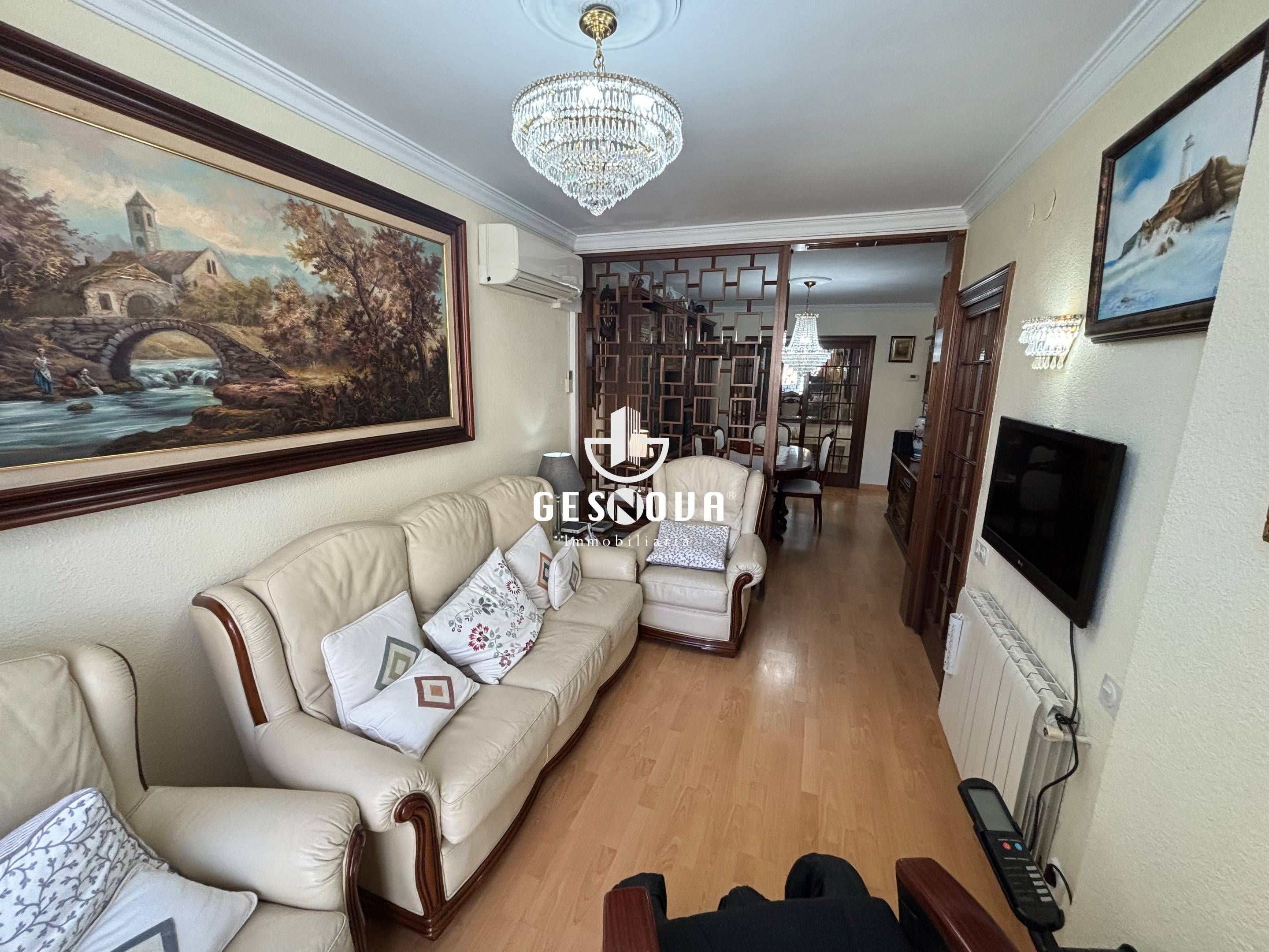 Living room of Flat for sale in L'Hospitalet de Llobregat  with Air Conditioner, Parquet flooring and Balcony