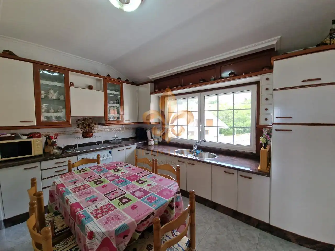 Cocina de Piso en venta en Oia con Calefacción, Terraza y Amueblado