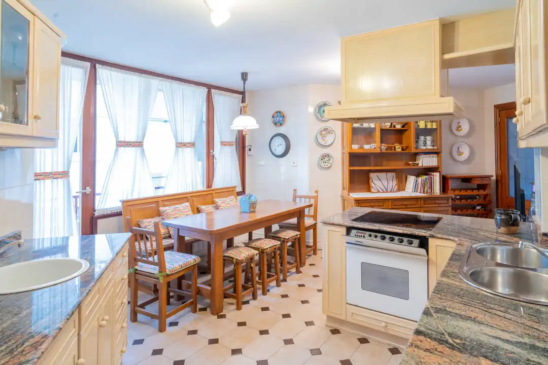 Cocina de Piso en venta en Cabezón de la Sal con Calefacción y Balcón
