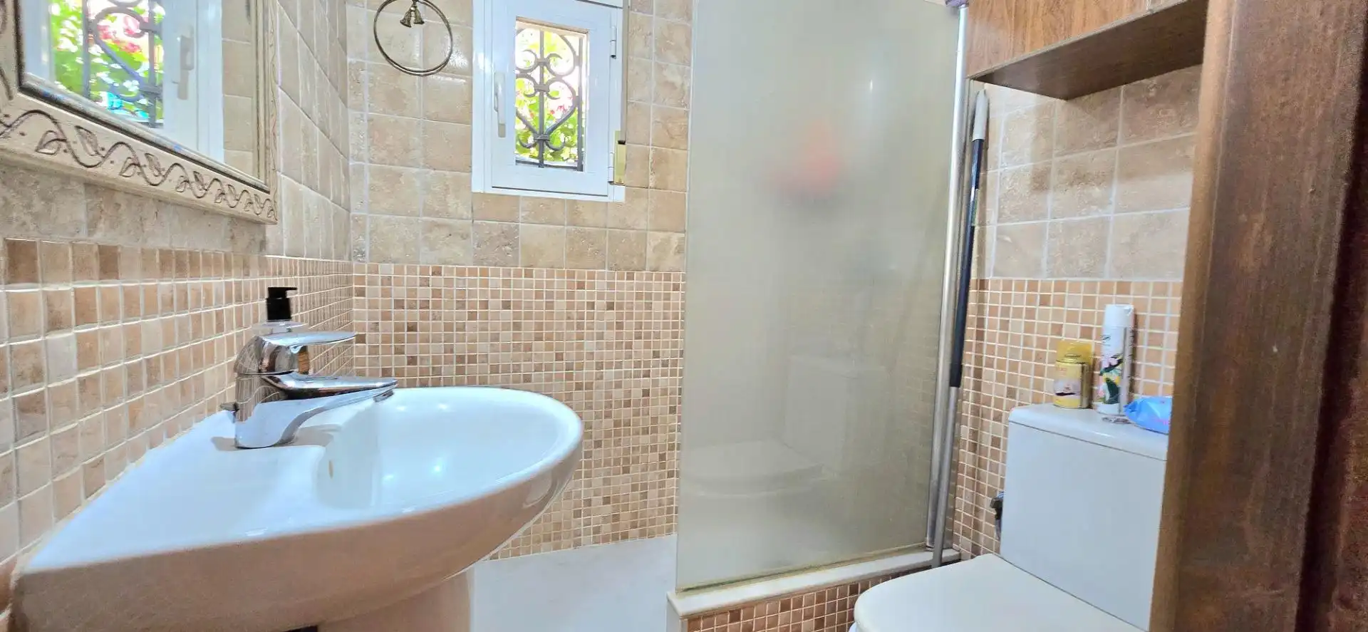Bany de Casa o xalet en venda en Guaro amb Aire condicionat, Jardí privat i Moblat