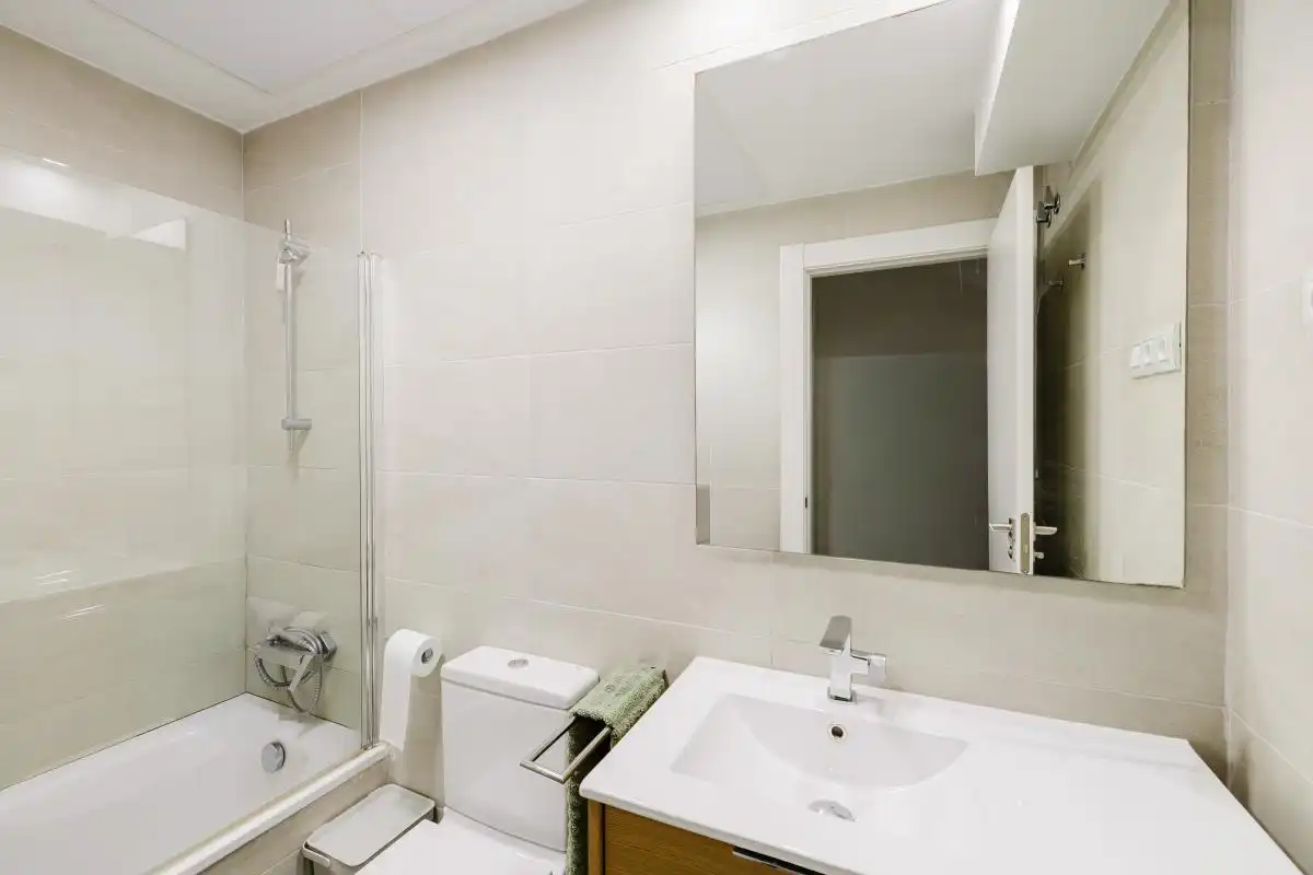 Baño de Ático de alquiler en Málaga con Aire acondicionado, Calefacción y Jardín privado