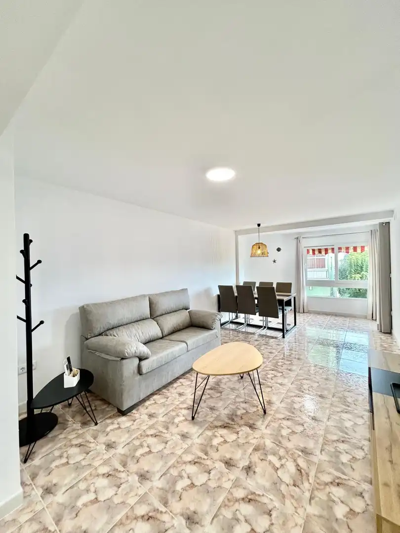 Sala d'estar de Apartament de lloguer en La Pobla de Farnals amb Aire condicionat, Terrassa i Moblat