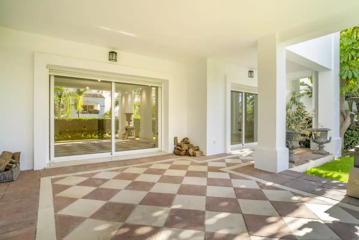 Terrasse von Erdgeschoss zum Verkauf in Marbella mit Klimaanlage, Heizung und Privatgarten
