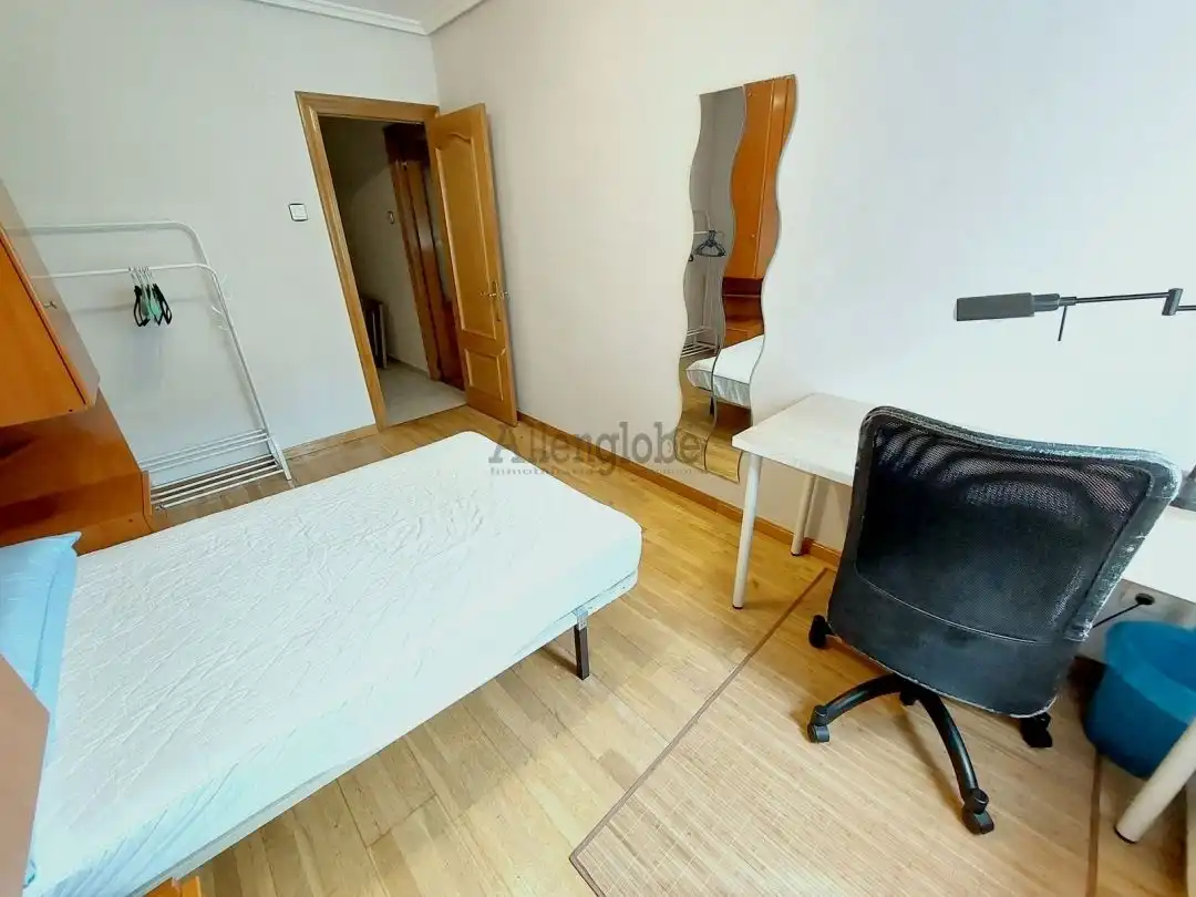 Bedroom of Flat for rent in Oviedo   with Heating and Terrace