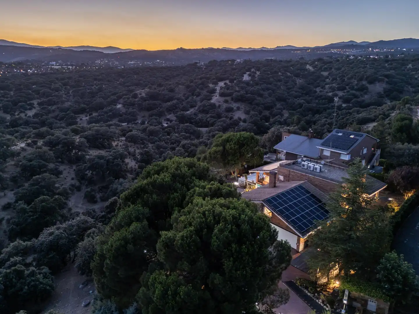 Vista exterior de Casa o xalet en venda en Las Rozas de Madrid amb Aire condicionat, Calefacció i Jardí privat