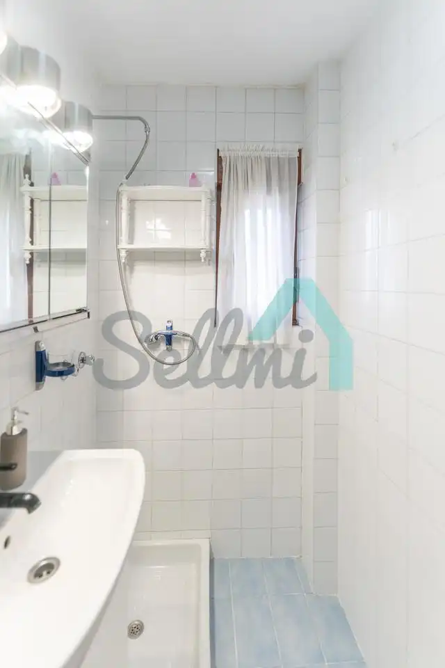 Baño de Piso de alquiler en Aller con Calefacción, Trastero y Amueblado