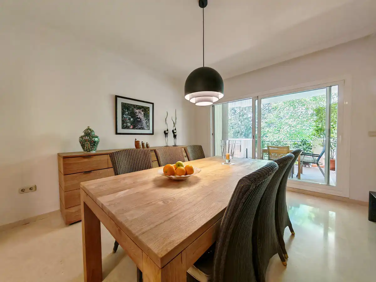 Menjador de Apartament en venda en Marbella amb Aire condicionat, Terrassa i Internet