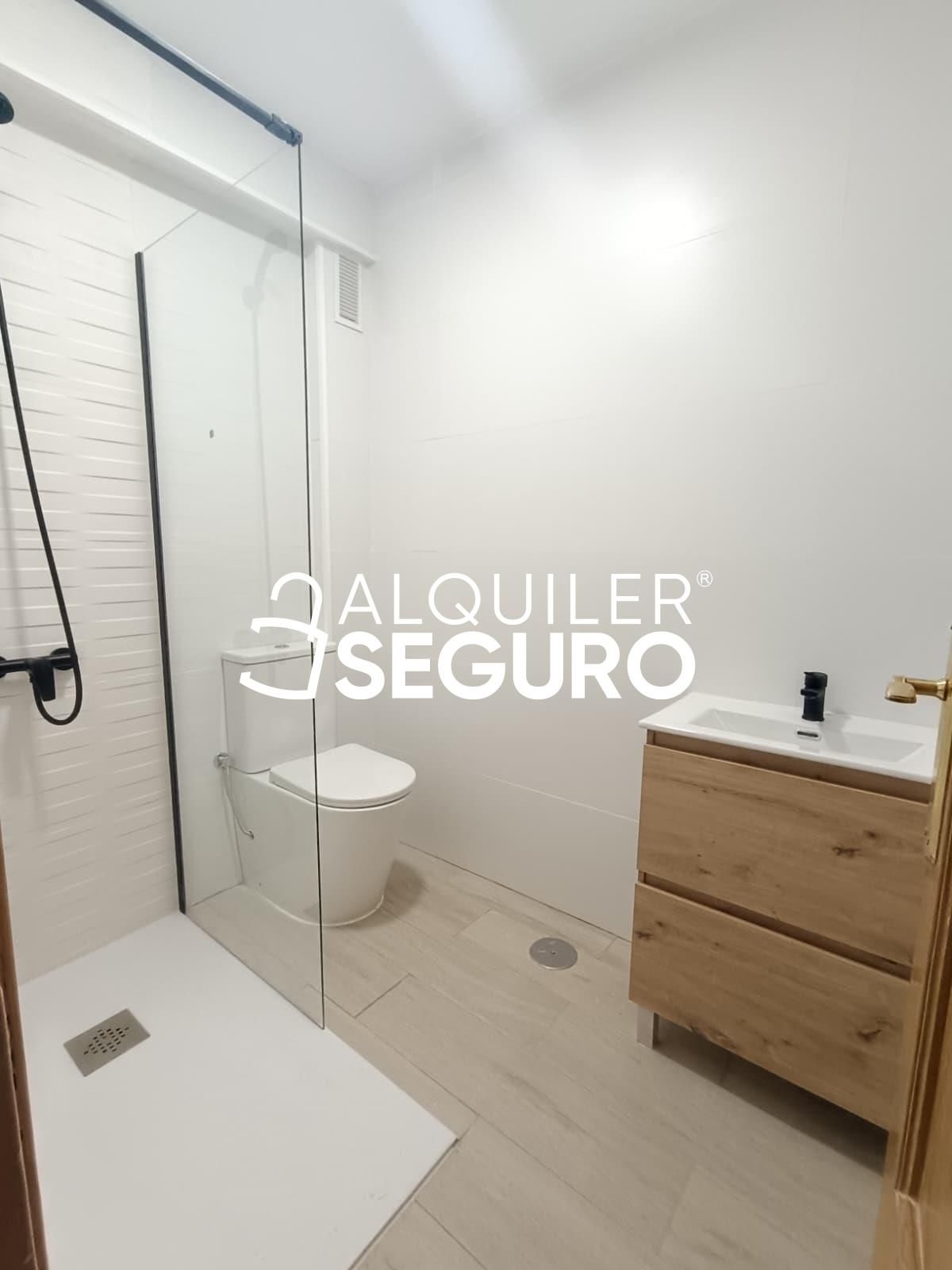 Bathroom of Flat to rent in Getafe