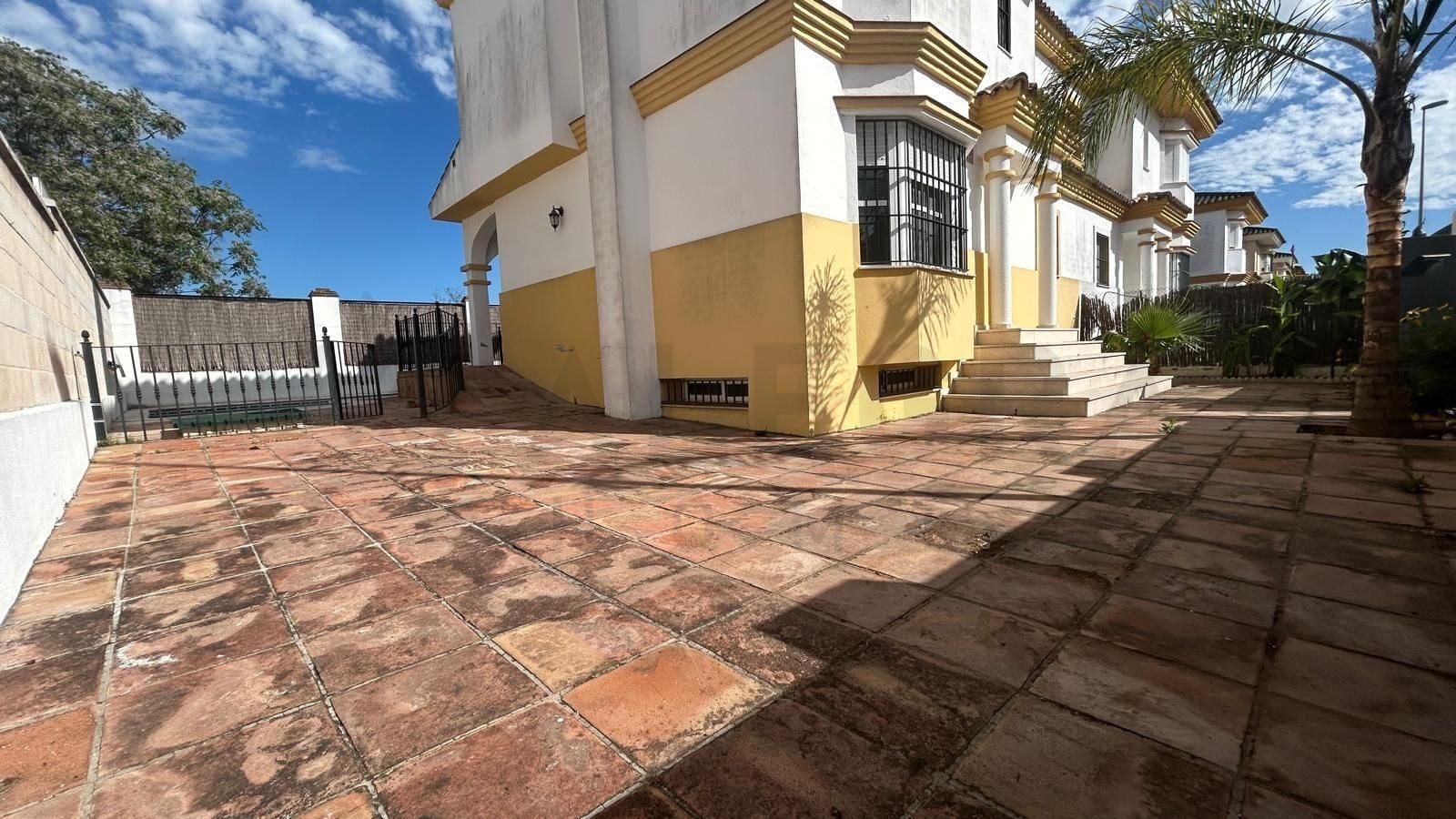 Vista exterior de Casa adosada en venda en Jerez de la Frontera amb Aire condicionat, Jardí privat i Piscina