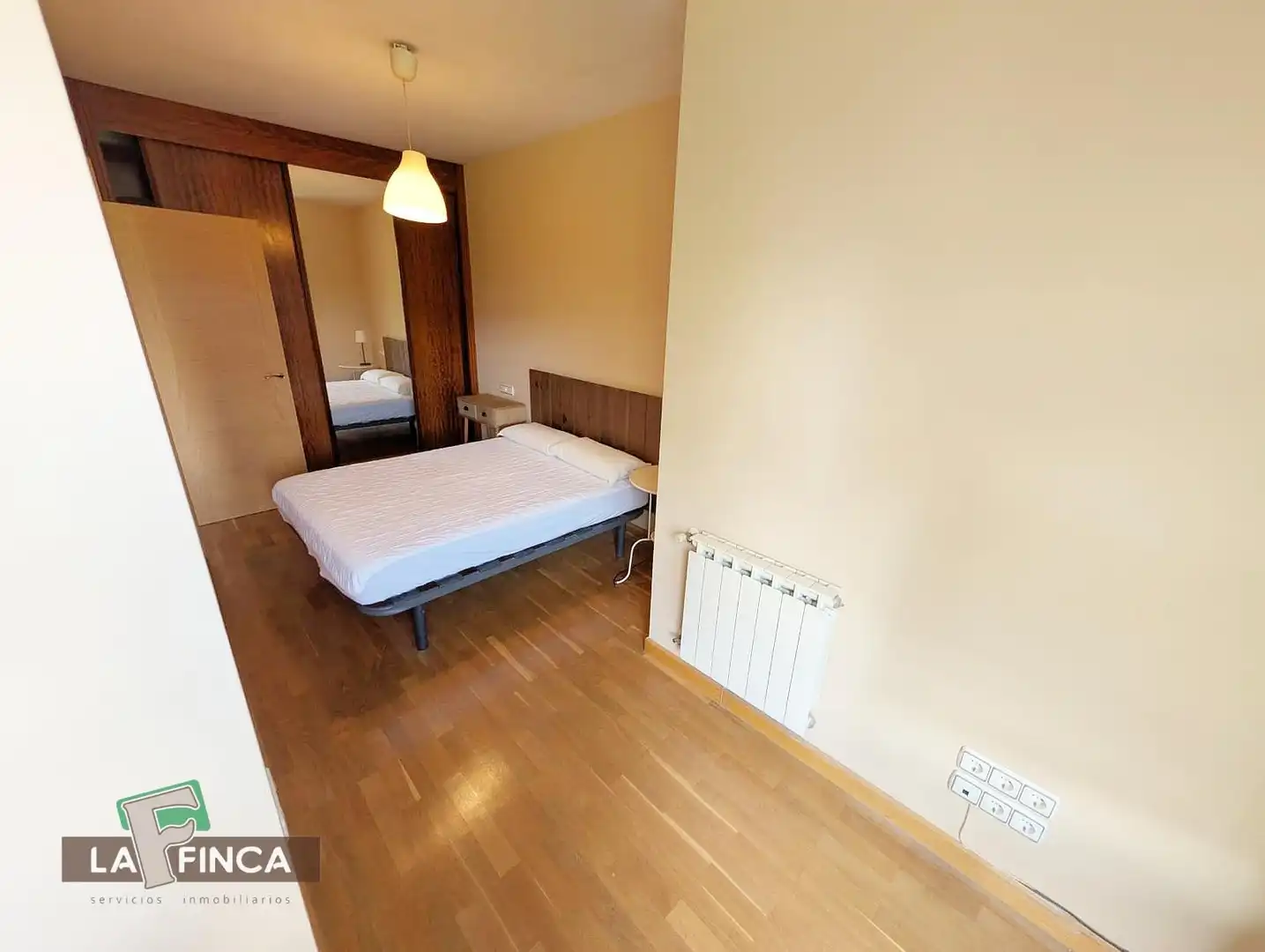 Dormitori de Apartament en venda en Oviedo  amb Calefacció, Traster i Moblat