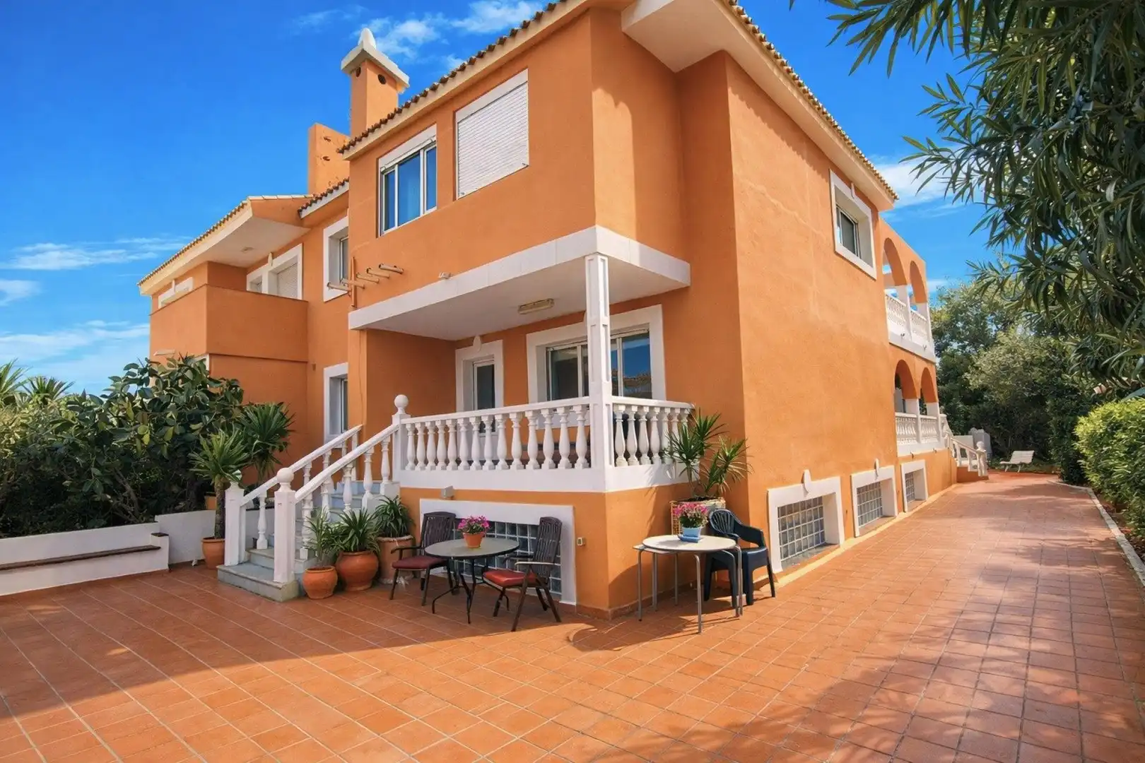 Außenansicht von Einfamilien-Reihenhaus zum Verkauf in La Manga del Mar Menor mit Terrasse