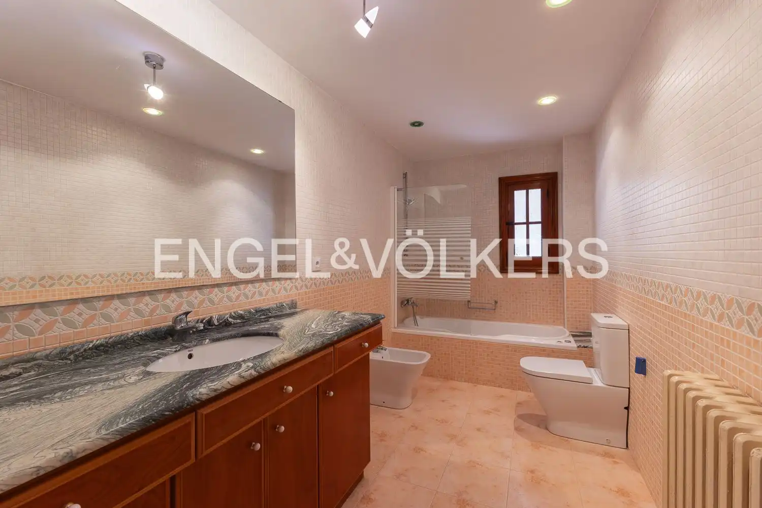 Baño de Casa o chalet de alquiler en Paterna con Aire acondicionado, Calefacción y Jardín privado