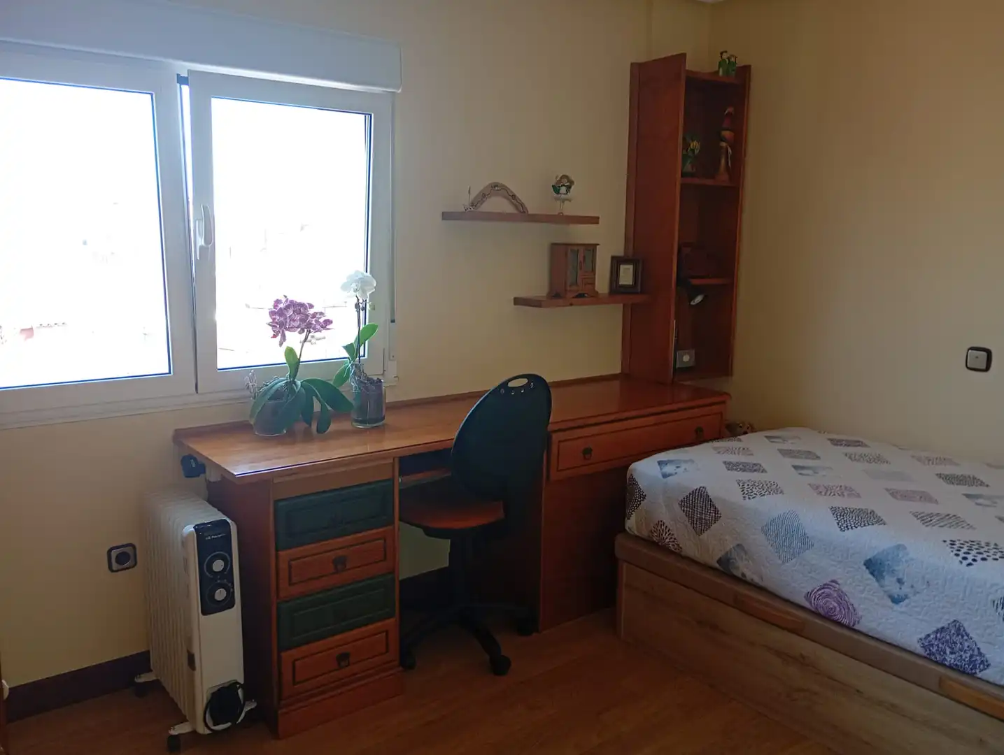 Bedroom of Flat for sale in Gijón   with Parquet flooring, Furnished and Oven