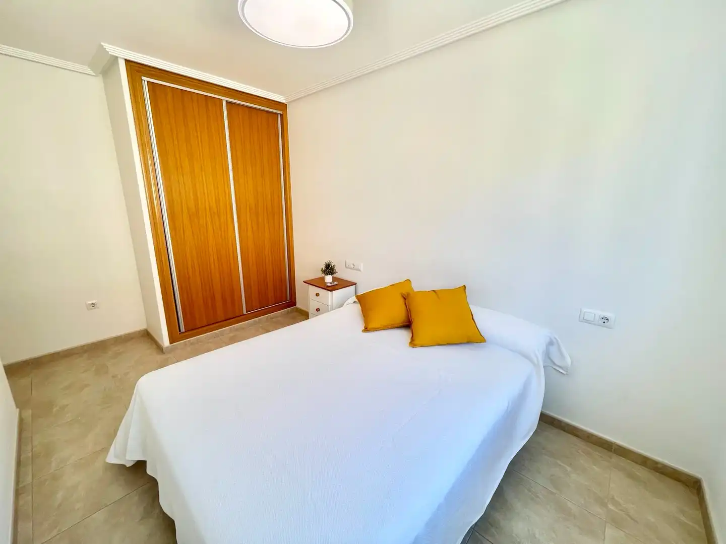 Dormitori de Apartament de lloguer en Los Alcázares amb Aire condicionat, Moblat i Rentadora