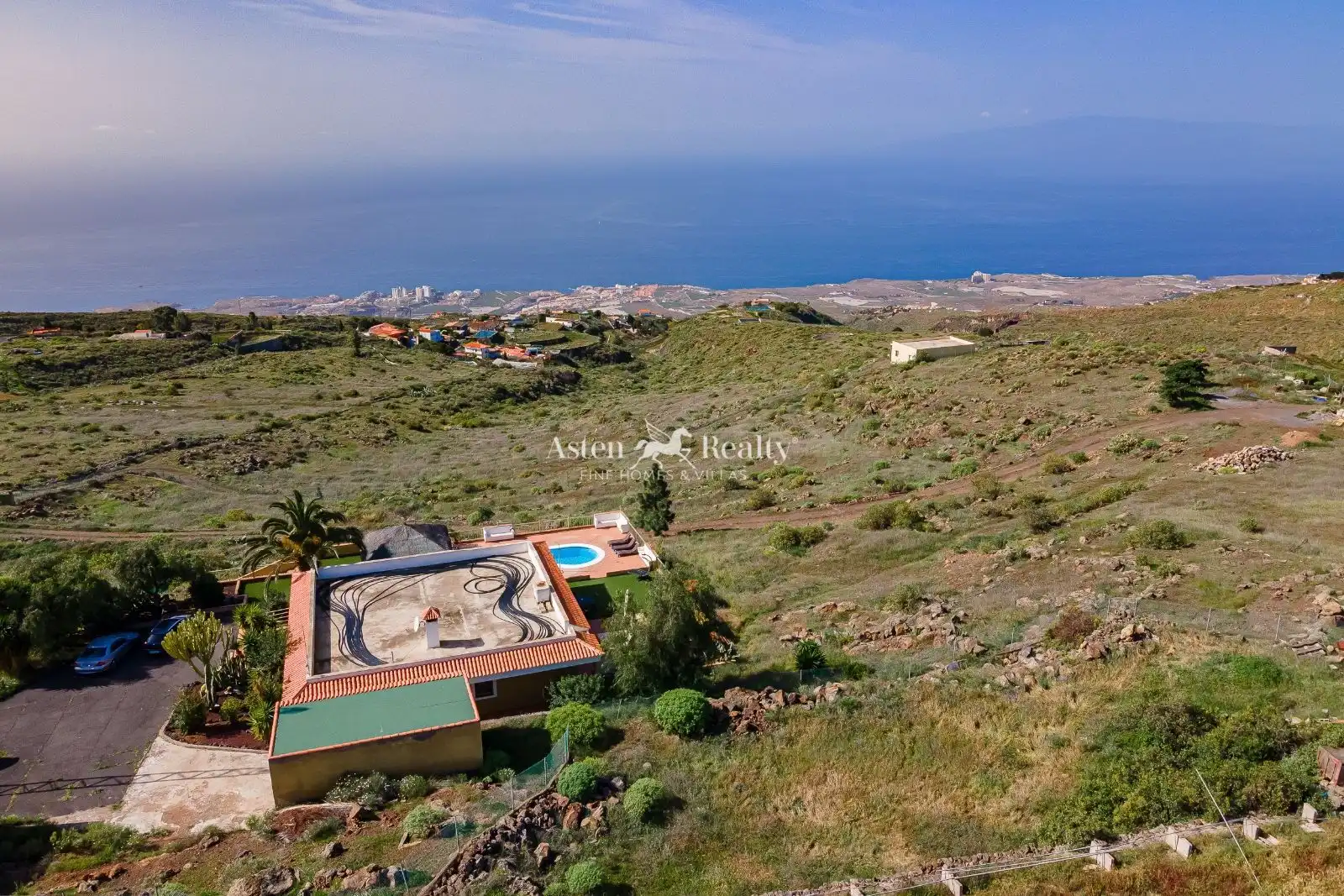 Vista exterior de Casa o xalet en venda en Adeje amb Aire condicionat, Traster i Piscina