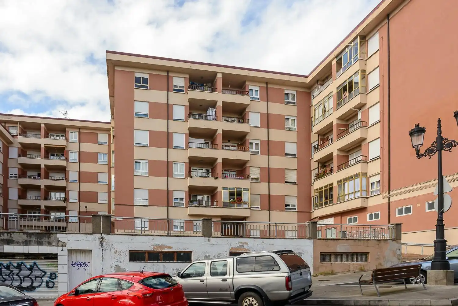 Vista exterior de Pis en venda en Oviedo  amb Calefacció, Terrassa i Traster