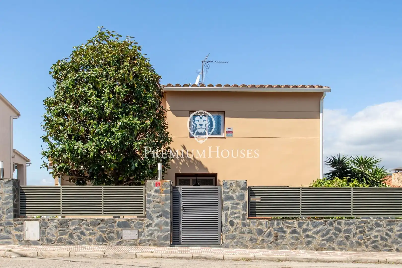 Vista exterior de Casa o xalet en venda en Arenys de Mar amb Calefacció, Jardí privat i Terrassa