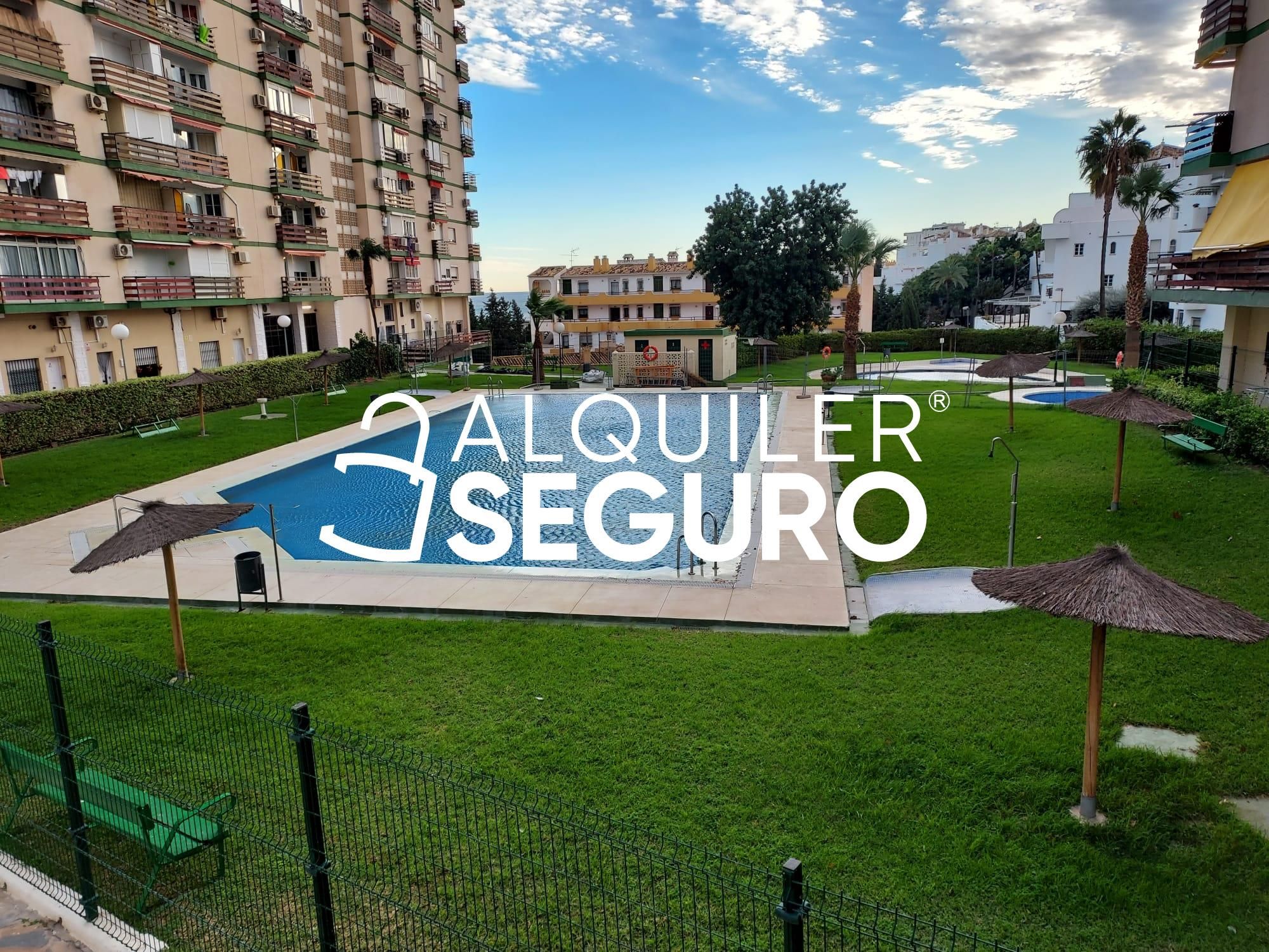 Vista exterior de Estudio de alquiler en Benalmádena con Piscina y Amueblado