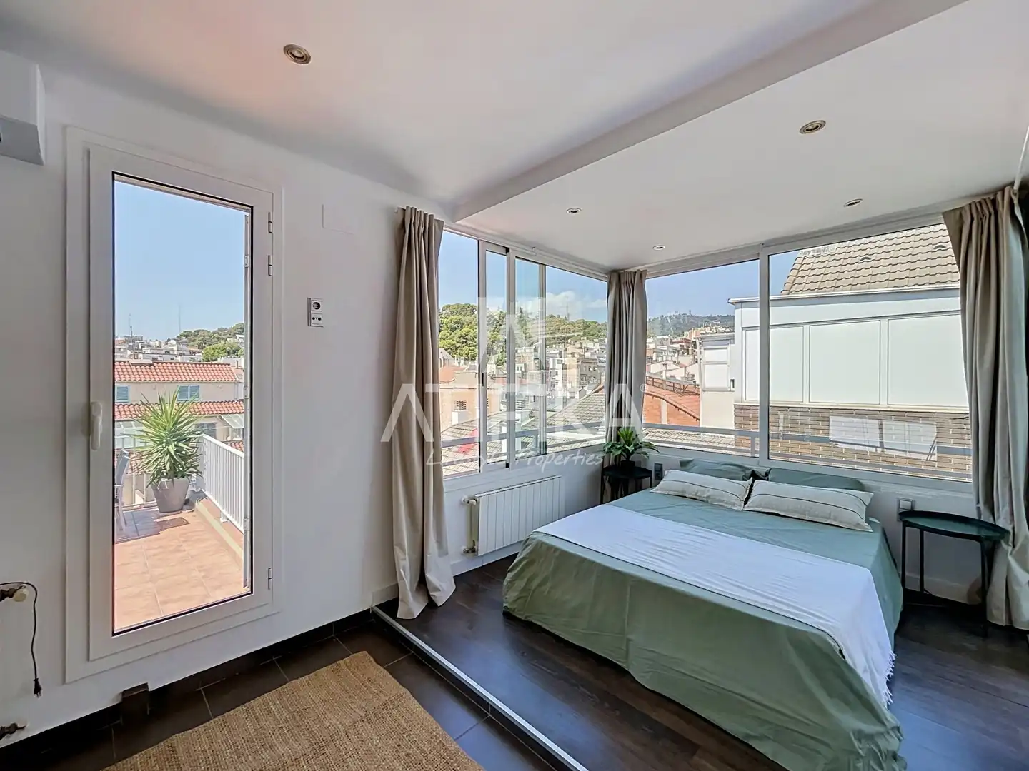 Schlafzimmer von Dachboden zur Miete in Barcelona mit Klimaanlage, Heizung und Terrasse