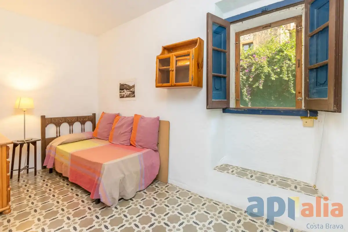 Dormitori de Casa adosada en venda en Begur amb Jardí privat i Moblat