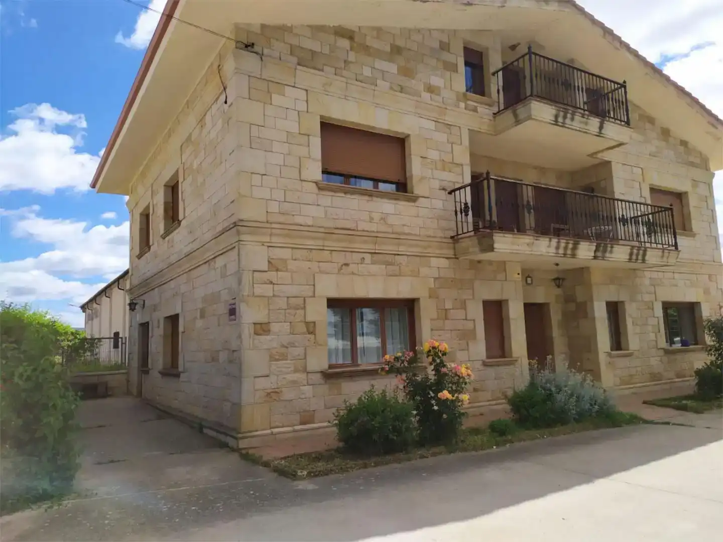 Vista exterior de Finca rústica en venda en Salas de los Infantes amb Jardí privat, Traster i Moblat