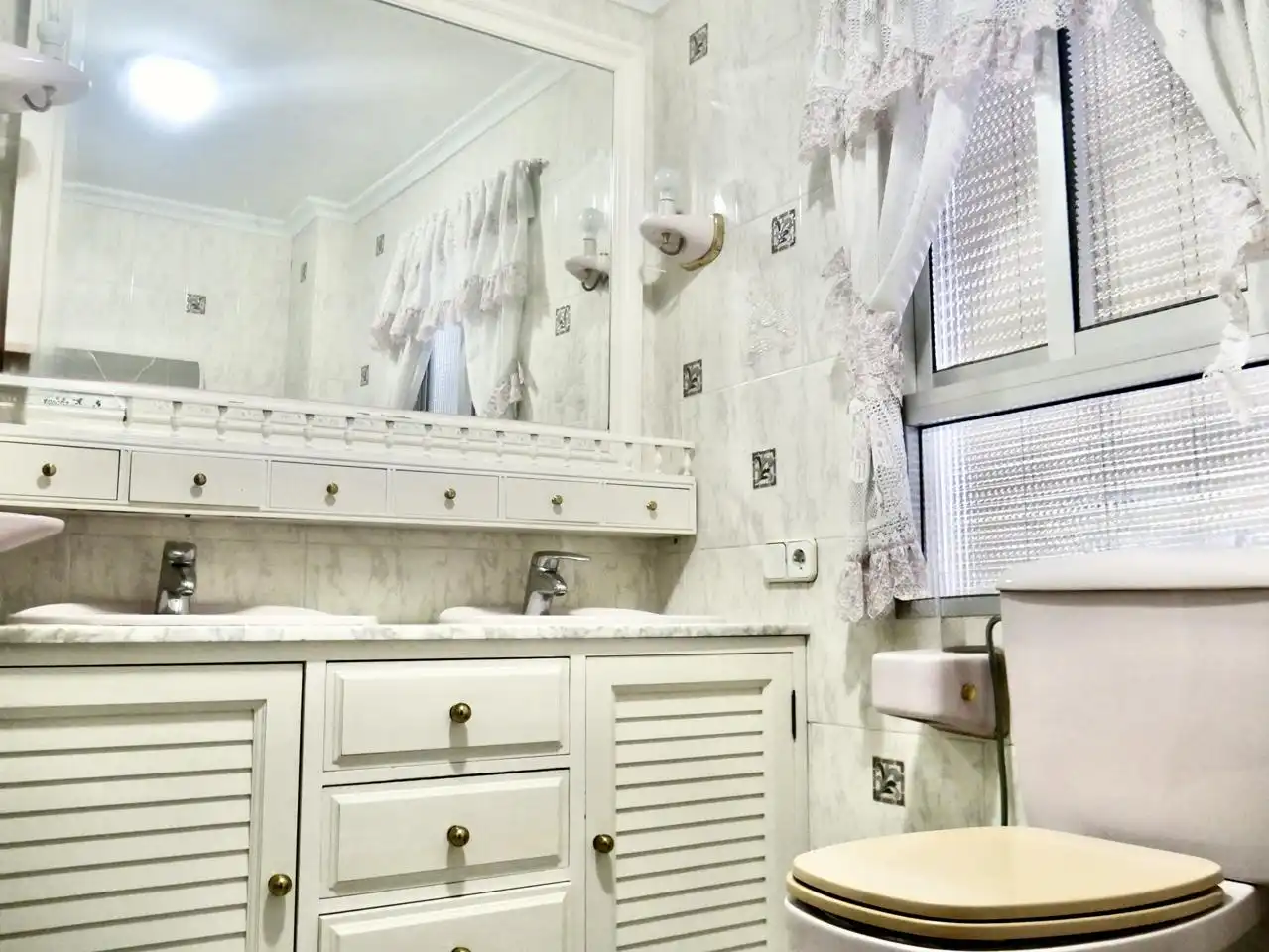 Bathroom of Flat for sale in Sevilla  with Air Conditioner, Terrace and Furnished
