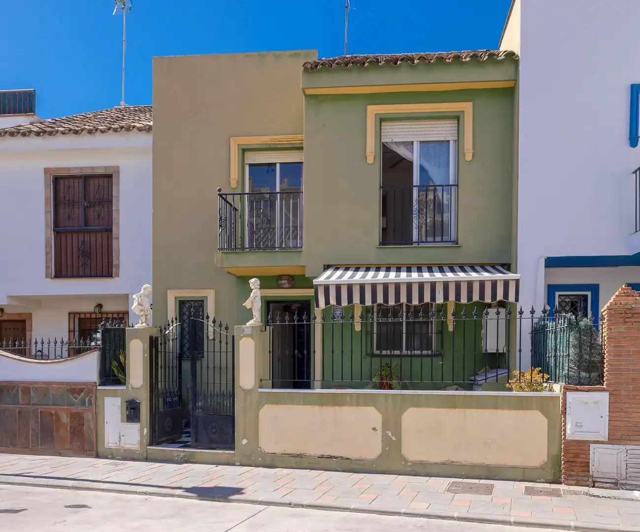 Vista exterior de Casa adosada en venda en Fuengirola amb Aire condicionat, Terrassa i Traster