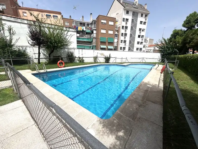 Piscina de Pis en venda en Madrid amb Calefacció i Piscina