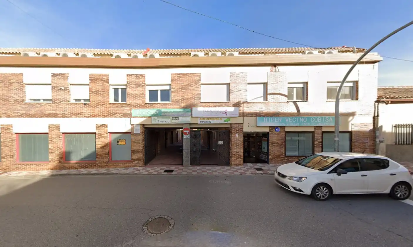 Vista exterior de Local en venta en Cobisa