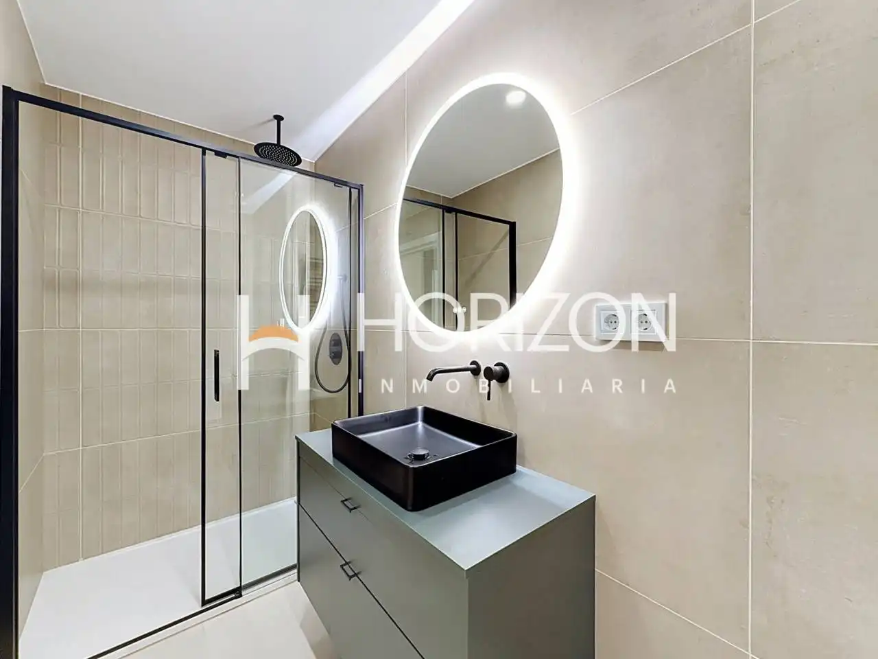 Badezimmer von Wohnung zum Verkauf in Barcelona mit Klimaanlage, Heizung und Parkett