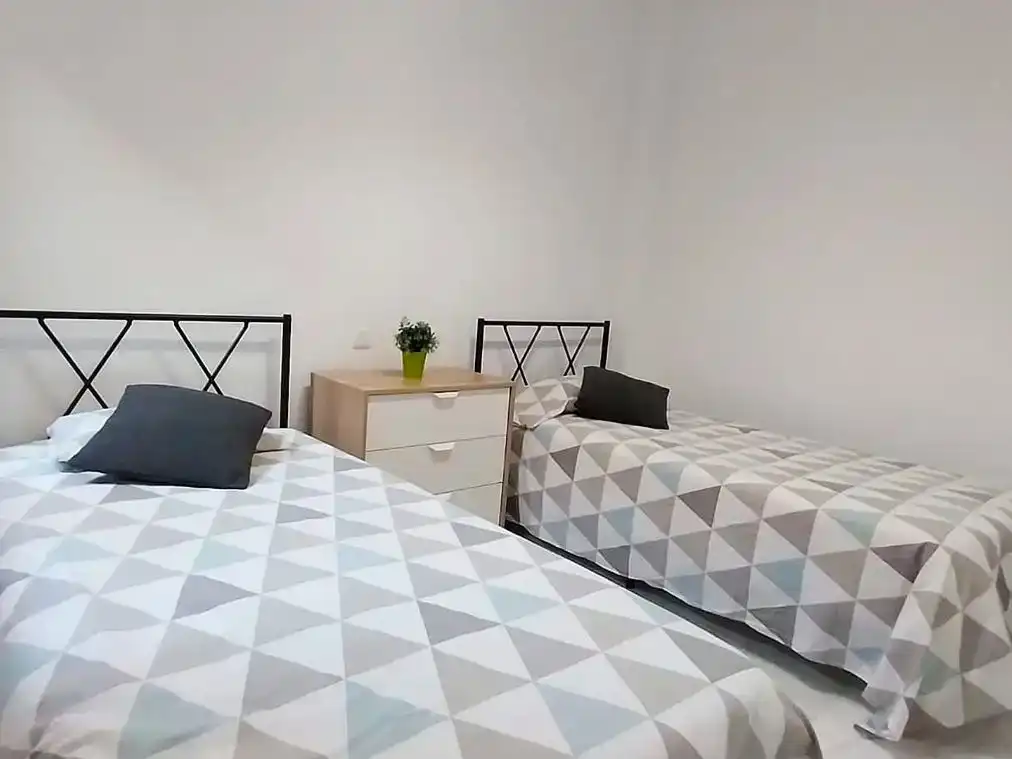 Schlafzimmer von Wohnung zur Miete in Marbella mit Klimaanlage, Privatgarten und Schwimmbad